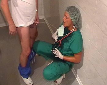 Mom caught peeing Adult video free web stream